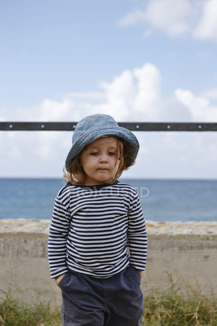 Petite fille portant un chapeau et haut rayé — Photo de stock