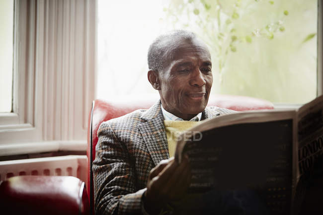 Hombre mayor leyendo periódico - foto de stock