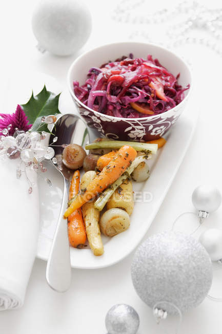 Plate of roasted vegetables with salad — Stock Photo