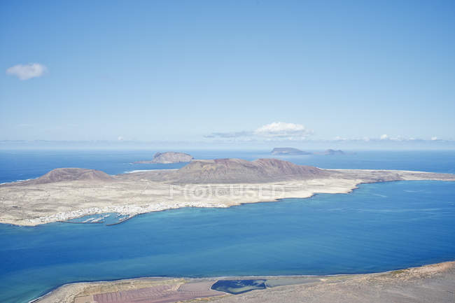 Ilhas Lanzarote e oceano sob luz solar brilhante, Espanha — Fotografia de Stock