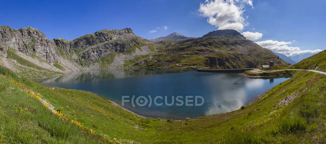 Vistas panorámicas de los Alpes y el Lago, Colle del Nivolet, Piamonte, Italia - foto de stock