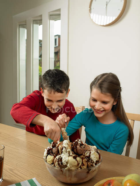 Crianças comendo tigela grande de sorvete — Fotografia de Stock