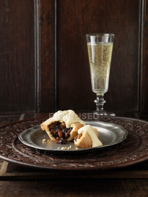 Plate of mince pie with cream — Stock Photo
