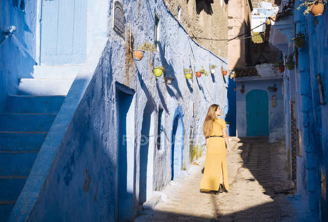 Frau erkundet, chefchaouen, Marokko, Nordafrika — Stockfoto