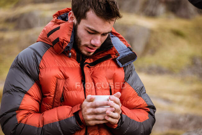 Young male hiker drinking coffee, The Lake District, Cumbria, UK — Stock Photo
