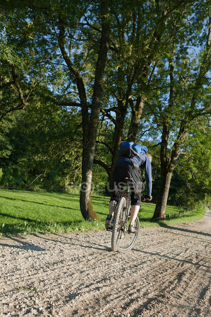 Hombre haciendo trucos con bicicleta de montaña - foto de stock
