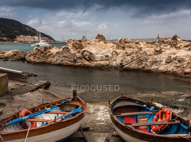 Pair of fishing boats on shore — Stock Photo