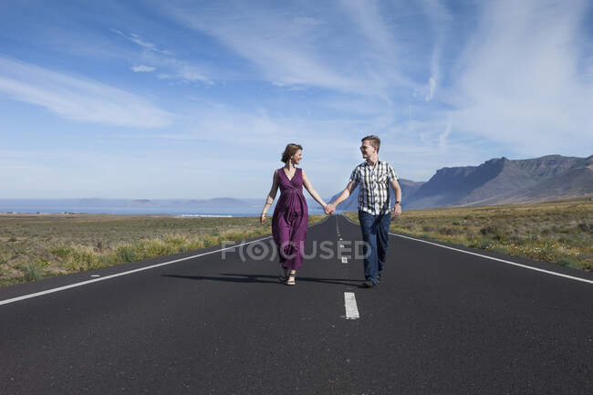 Couple at start of life's journey together — Stock Photo