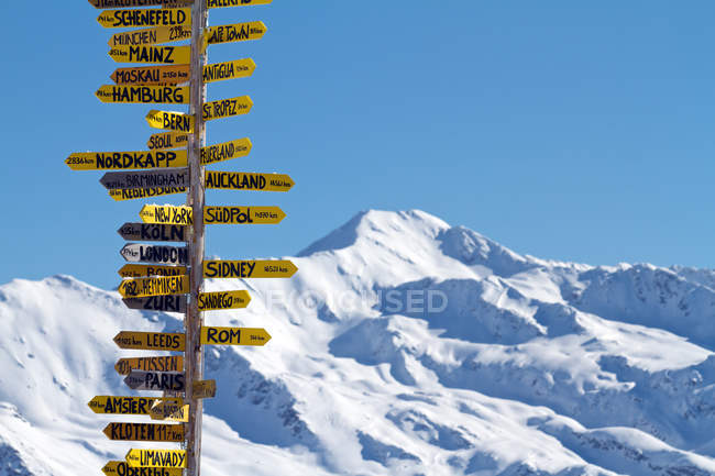 Panneaux de signalisation et montagne enneigée à Davos, Suisse — Photo de stock