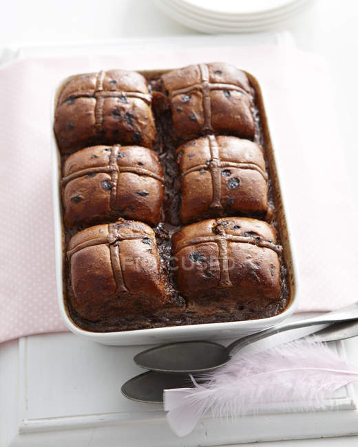 Vista superior de pão de chocolate cruz quente e pudim de manteiga na lata de cozimento — Fotografia de Stock