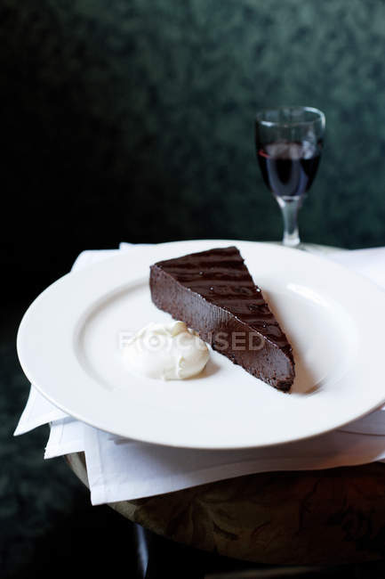 Gâteau au chocolat avec crème fouettée — Photo de stock