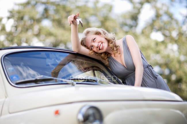 Дівчина тримає ключі від машини в руці — стокове фото