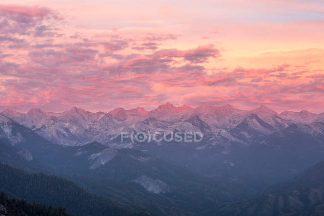Chaînes de montagnes au crépuscule — Photo de stock