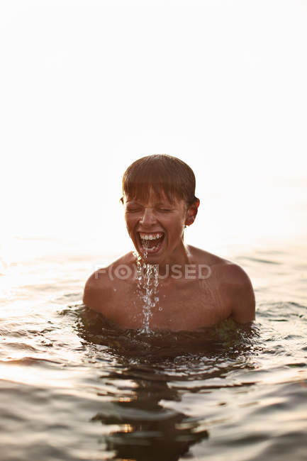 Adolescente brincando na água — Fotografia de Stock
