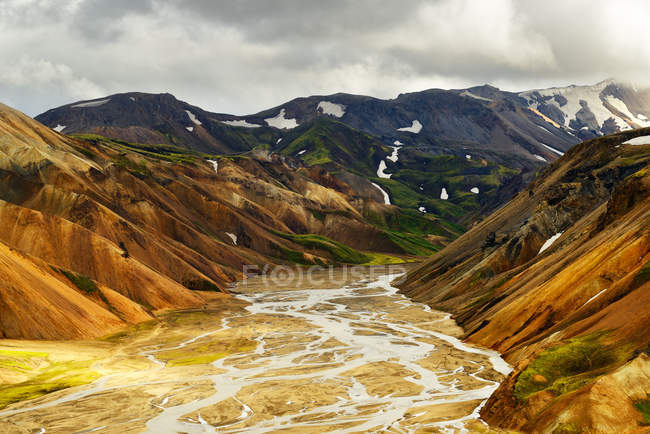 Речная долина и заснеженные красочные горы — стоковое фото