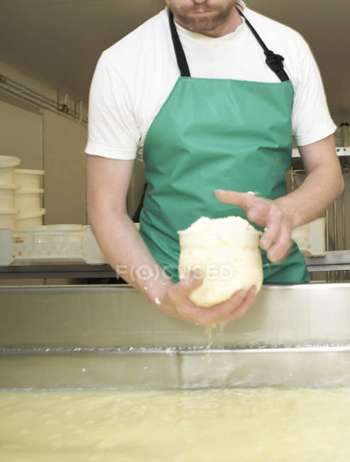 Käsemacher formt Quark in Hoffabrik — Stockfoto
