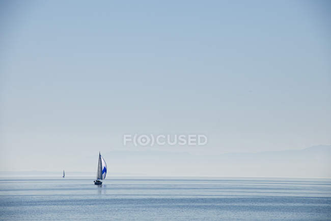 Barche a vela sul lago di Losanna, Svizzera — Foto stock