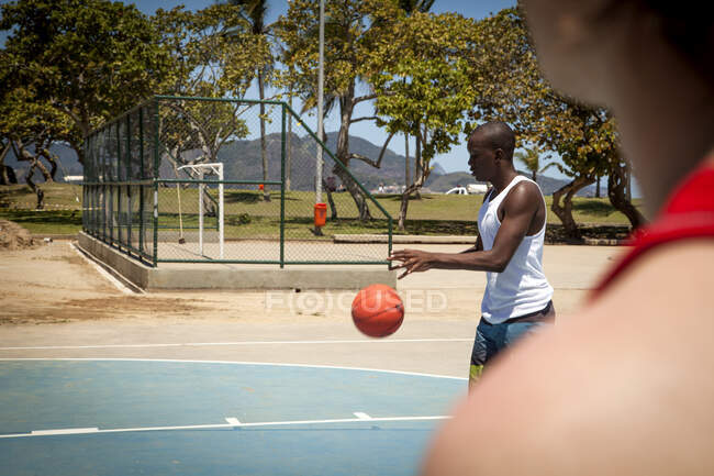 Dos jugadores de baloncesto en cancha de baloncesto - foto de stock