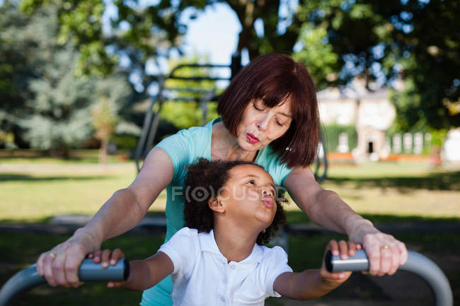 Жінка і онука грають у парку — стокове фото