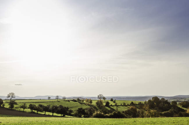Идиллический сельскохозяйственный ландшафт осенью — стоковое фото