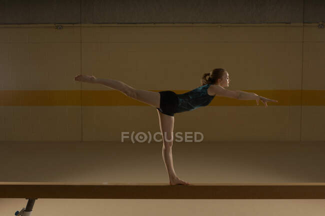 Gymnaste adolescent sur faisceau — Photo de stock