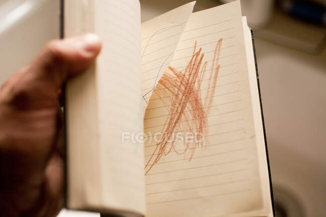 Person mit Notizbuch und Kritzelei — Stockfoto