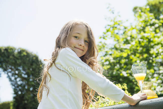 Retrato de una chica mirando a la cámara, sonriendo - foto de stock