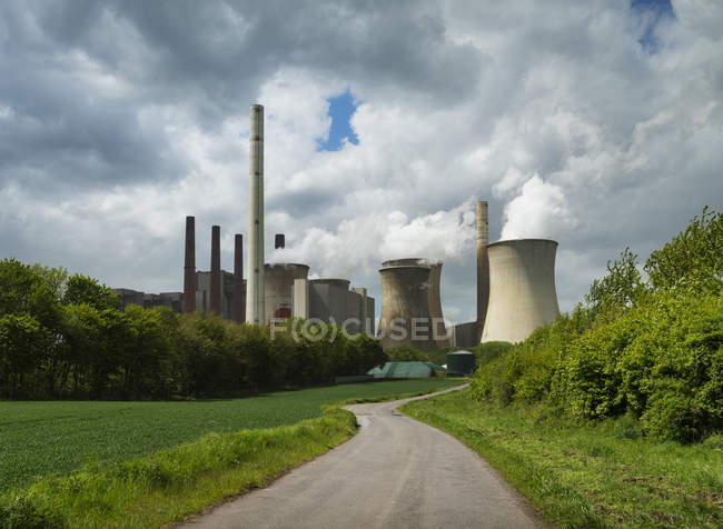 Centrale électrique au charbon brun avec fumée et nuages — Photo de stock