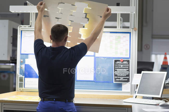 Worker looking at product in paper packaging factory — Stock Photo