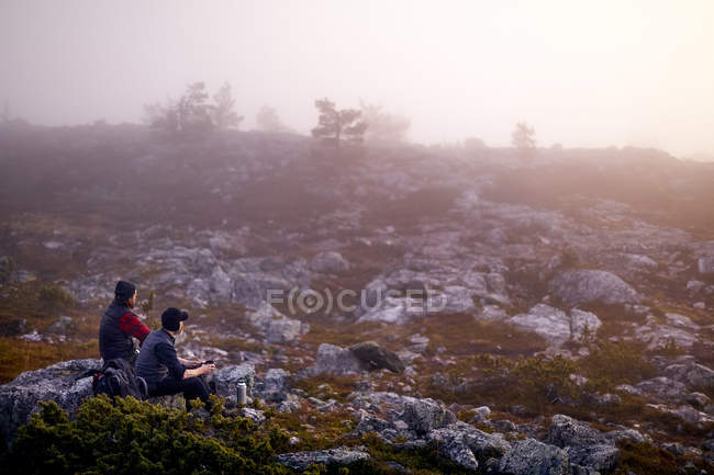Travelers overlooking in the mountains, Lapland, Finland — Stock Photo