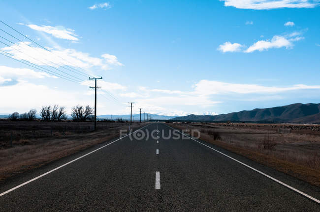 Estrada pavimentada na paisagem — Fotografia de Stock
