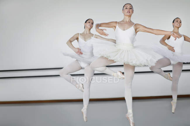 Frauen in Ballettkostümen tanzen — Stockfoto