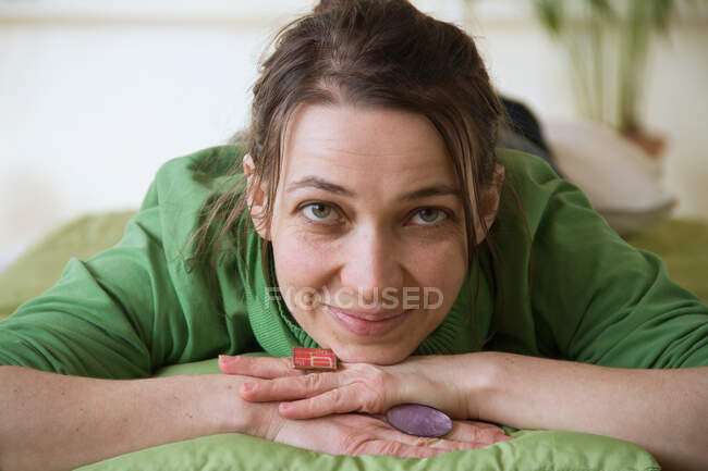 Portrait de femme avec les mains sur le menton regardant la caméra — Photo de stock