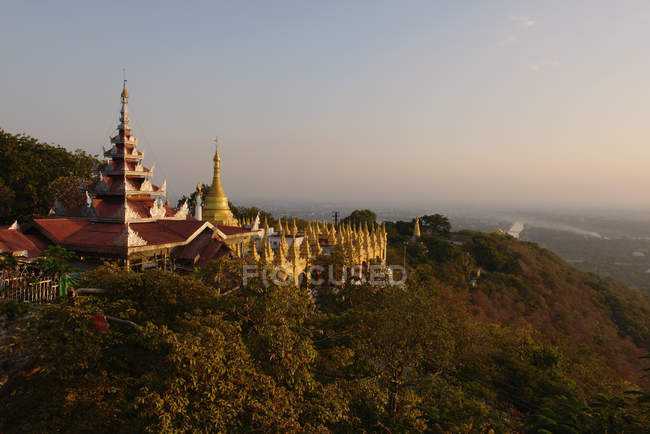 Vue panoramique sur la Birmanie, la colline Mandalay, les temples — Photo de stock