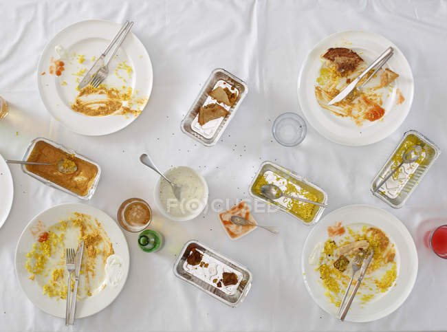 Piatti sporchi sul tavolo — Foto stock