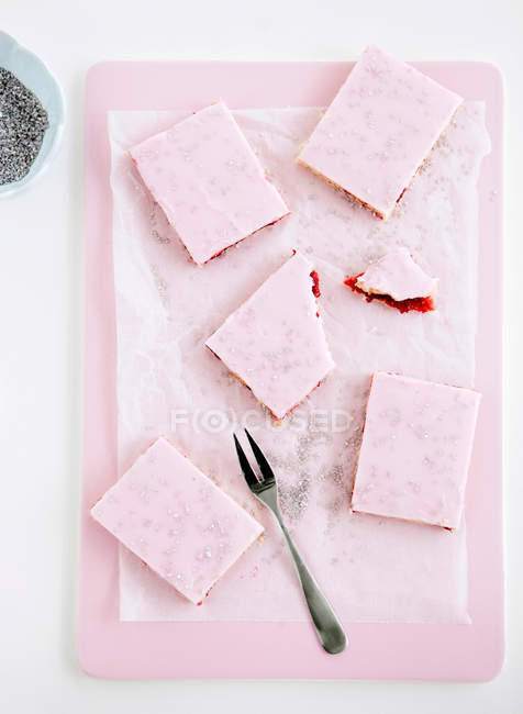 Vista superior de sobremesas rosa na bandeja — Fotografia de Stock