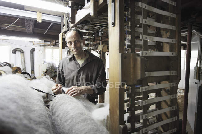 Operaio con pile in fabbrica di lana — Foto stock