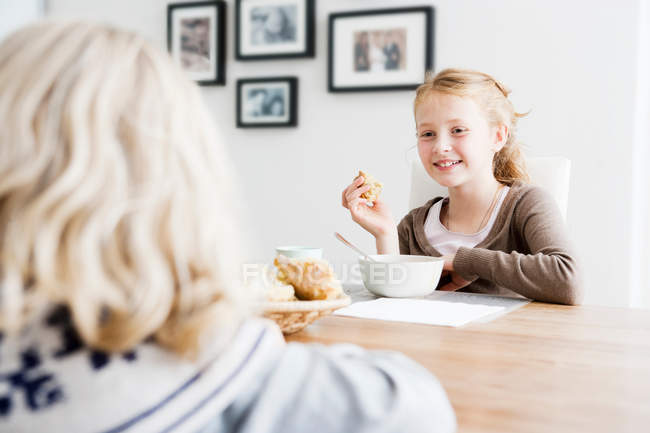 Mädchen essen gemeinsam Mittagessen am Tisch — Stockfoto