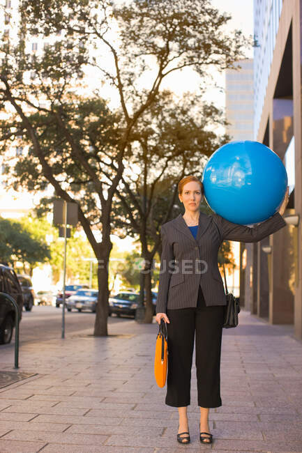 Donna d'affari con palloncino blu — Foto stock