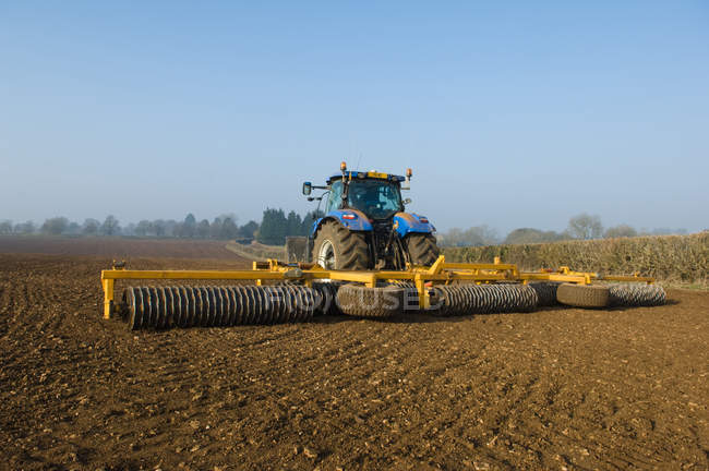 Trator preparando terreno de campo — Fotografia de Stock