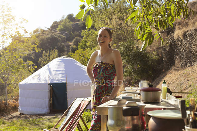 Jovem mulher preparando comida enquanto glamping, Sierra Nevada, Andaluzia Granada, Espanha — Fotografia de Stock