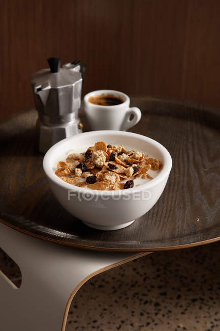 Tigela de cereais com xícara de café em bandeja de madeira — Fotografia de Stock