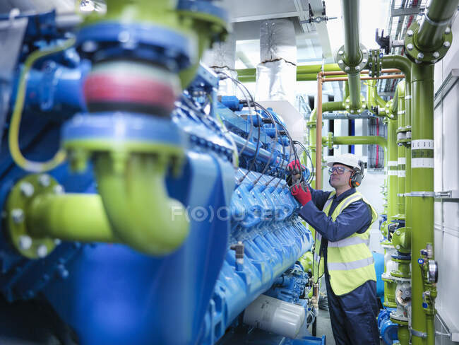 Travailleur avec générateur au gaz dans une centrale au gaz — Photo de stock