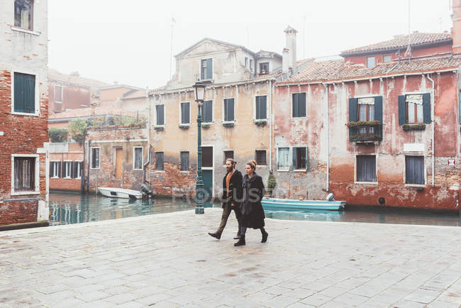 Casal passeando à beira-mar canal, Veneza, Itália — Fotografia de Stock