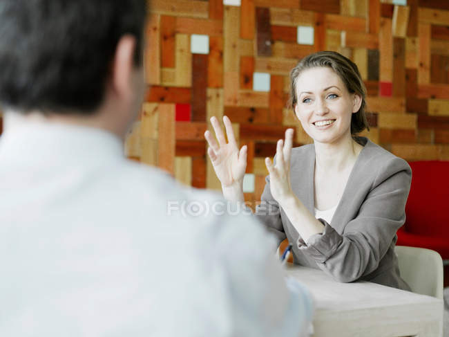 Mitte erwachsene Geschäftsfrau erklärt im Meeting — Stockfoto