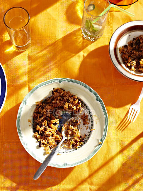 Vue du dessus de délicieux plats traditionnels espagnols dans des assiettes sur une nappe jaune — Photo de stock