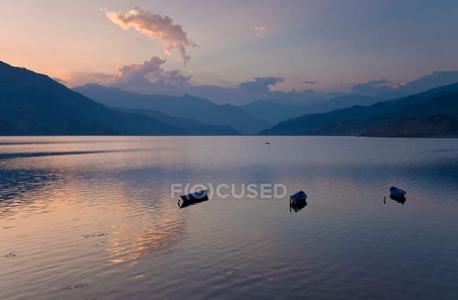 Barche galleggianti nel lago — Foto stock