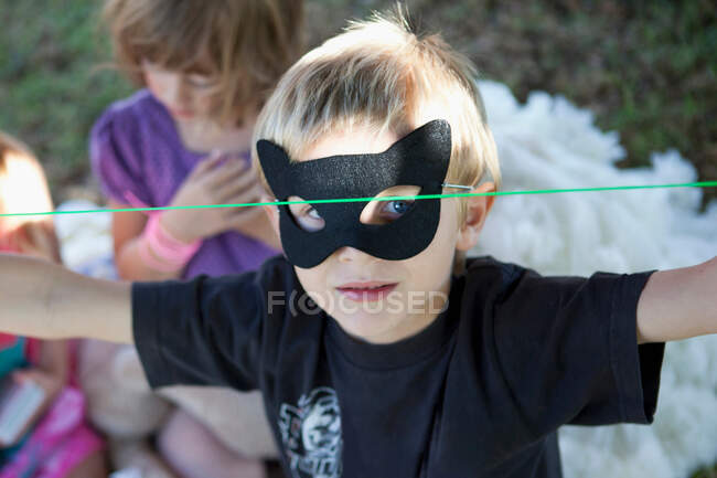 Niño usando máscara de gato al aire libre - foto de stock