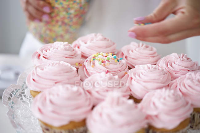 Mulher decoração cupcakes — Fotografia de Stock