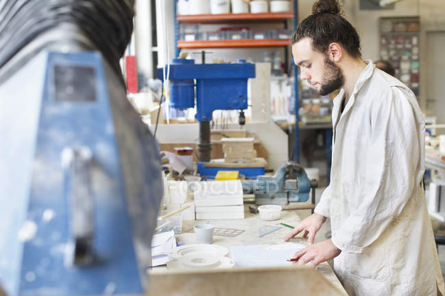 Oleiro masculino trabalhando em oficina de cerâmica — Fotografia de Stock